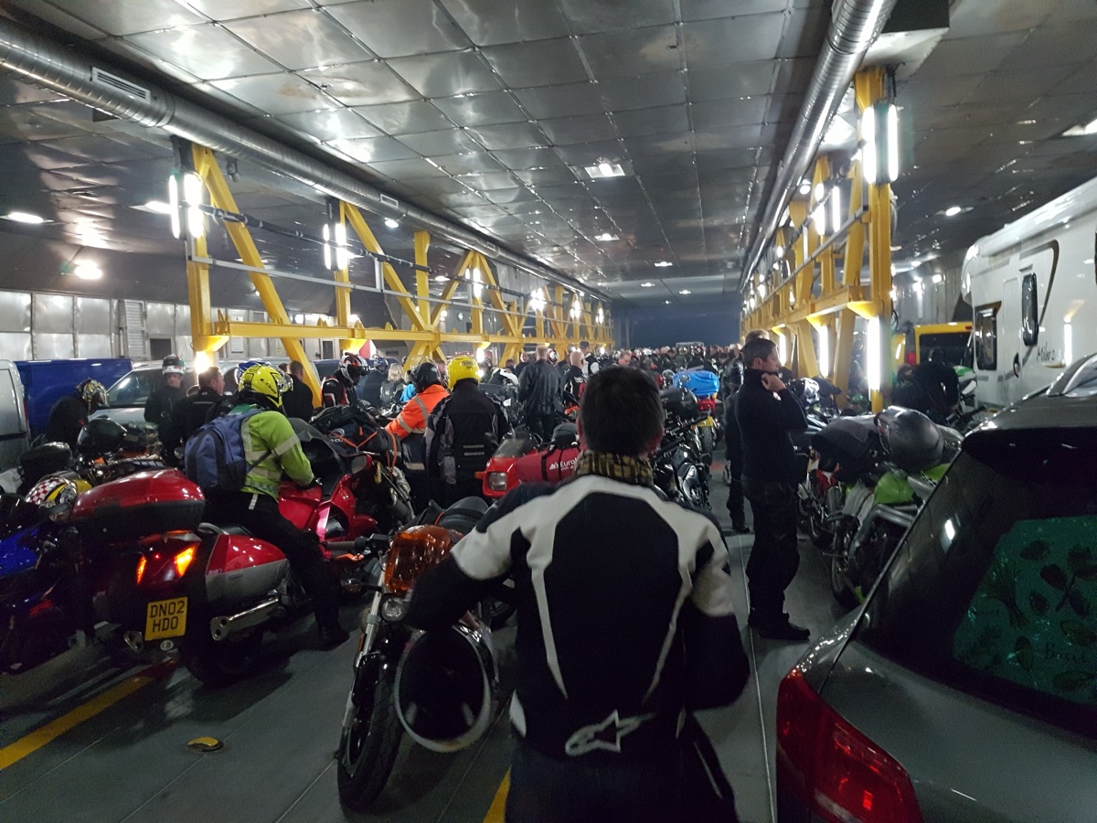 Motorräder auf dem Fahrzeugdeck einer Fähre, gesichert mit Spanngurten