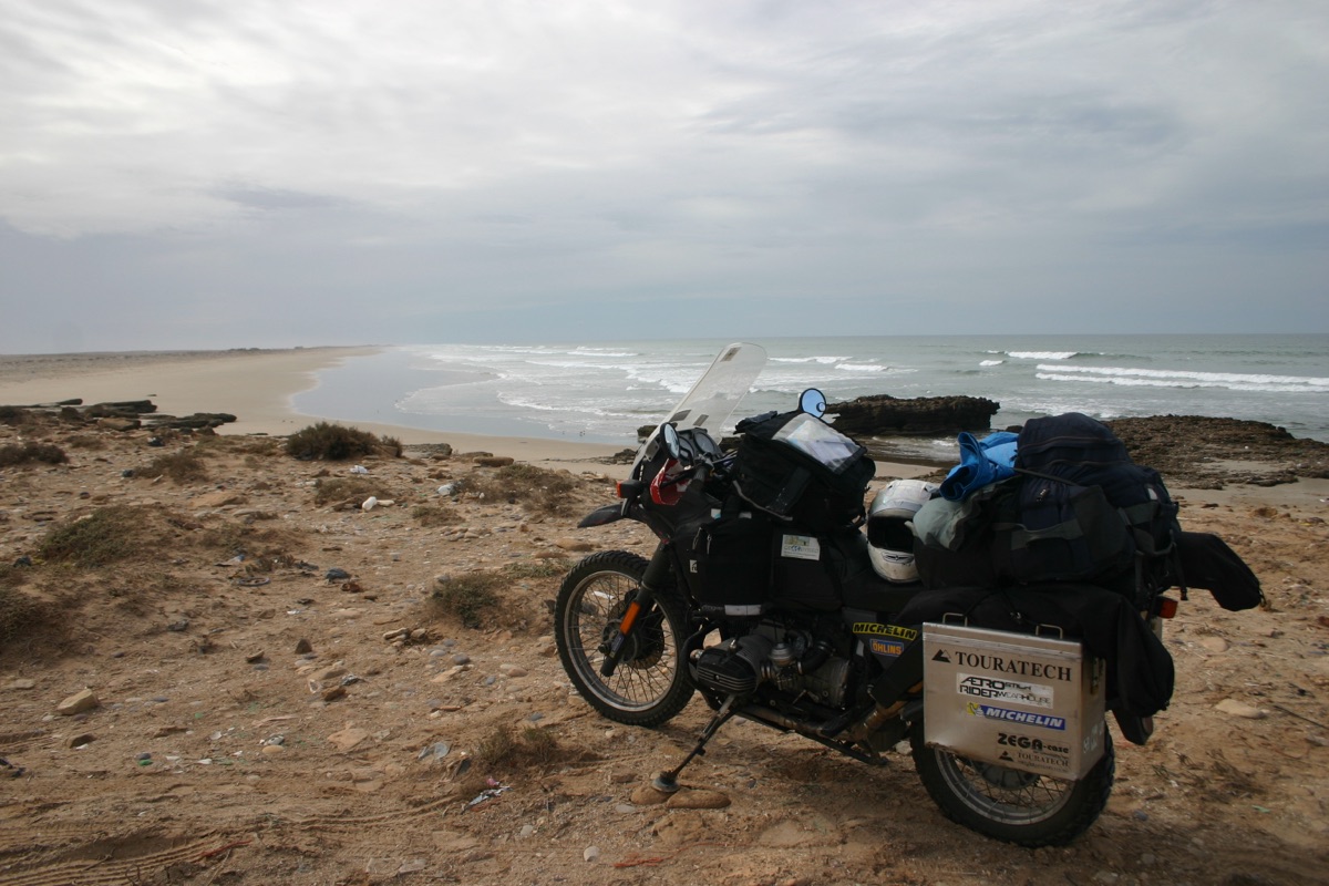 Motorrad mit Tourengepack auf einer Straße