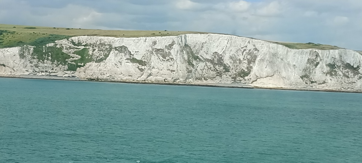 Weiße Klippen von Dover von der Fähre aus gesehen