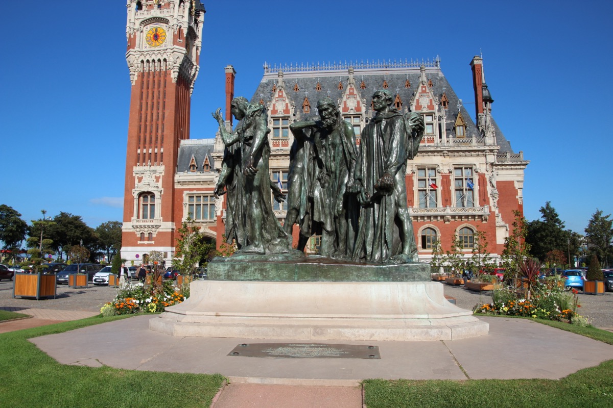 Die Bürger von Calais - Bronzeskulptur von Auguste Rodin vor dem Rathaus