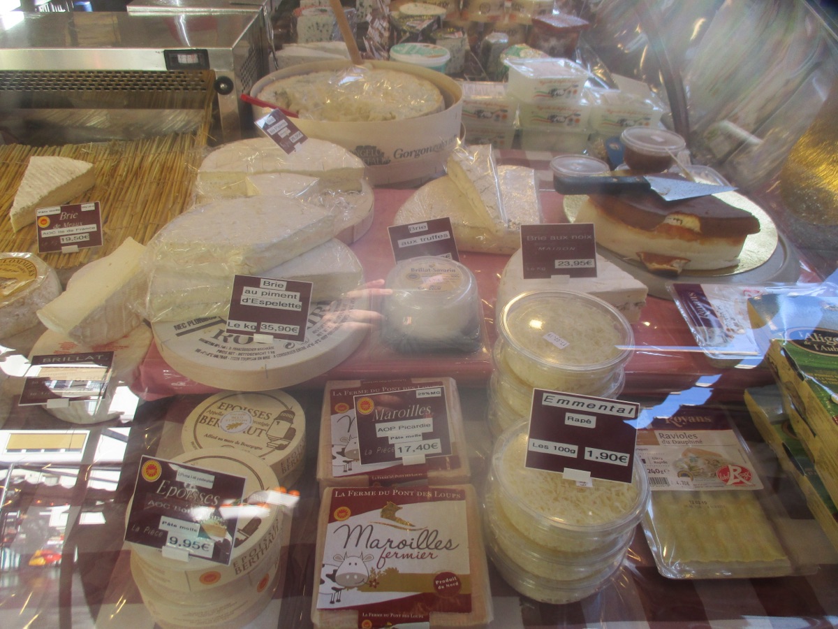 Franzoesische Kaese-Auswahl auf einem Markt