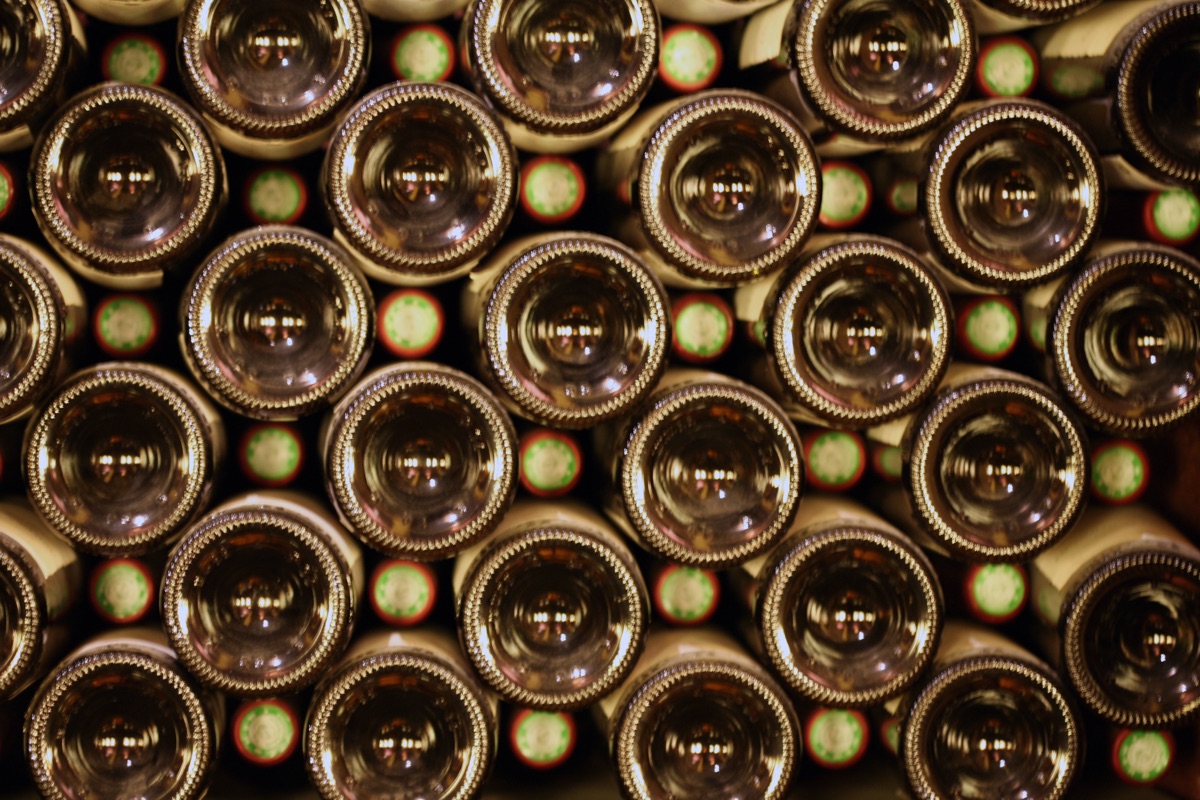 Franzoesische Weinflaschen - die Auswahl in Calais ist riesig