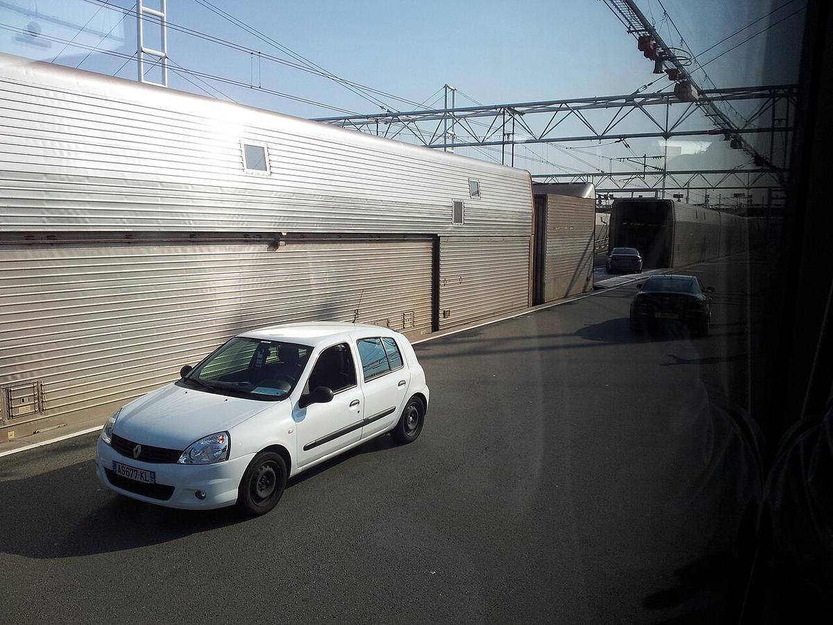 LeShuttle Autozug im Kanaltunnel – Autos werden auf dem Zug durch den Eurotunnel transportiert
