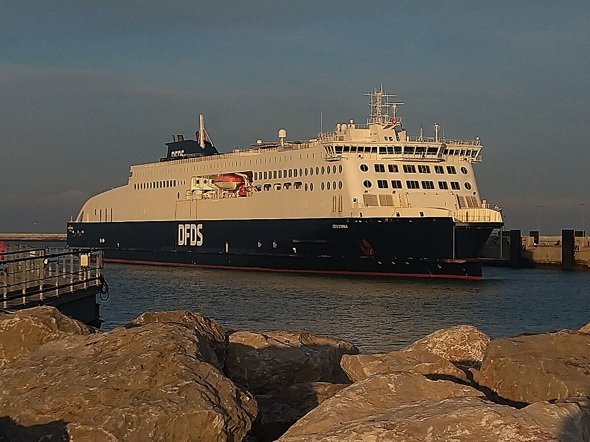 DFDS Côte d'Opale – das größte Passagierschiff auf der Strecke Dover-Calais, bei der Einfahrt in den Hafen von Calais
