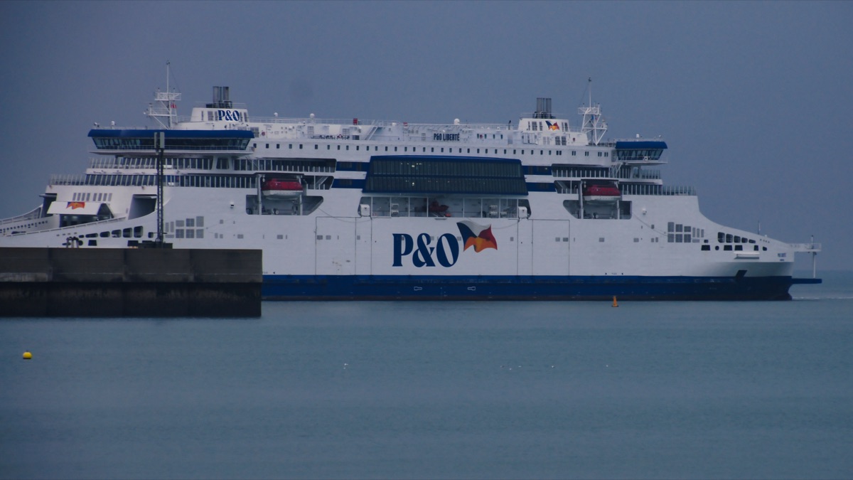 P&O Liberté beim Einlaufen in den Hafen von Dover