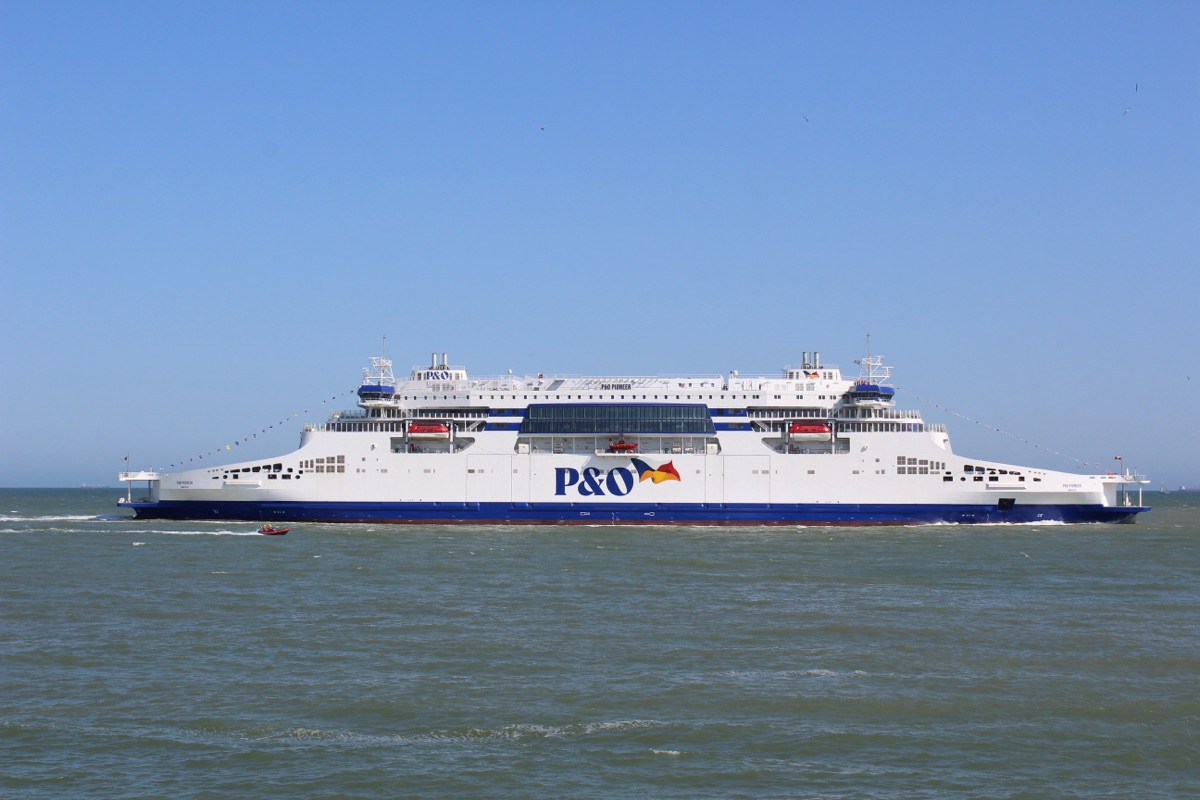 P&O Pioneer verlässt den Hafen von Calais