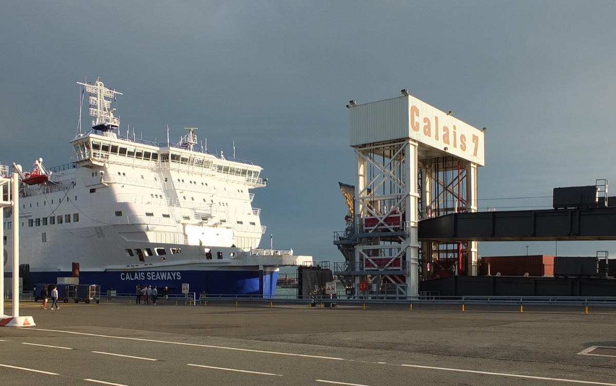Fährterminal im Hafen von Calais mit einer DFDS-Fähre am Anleger