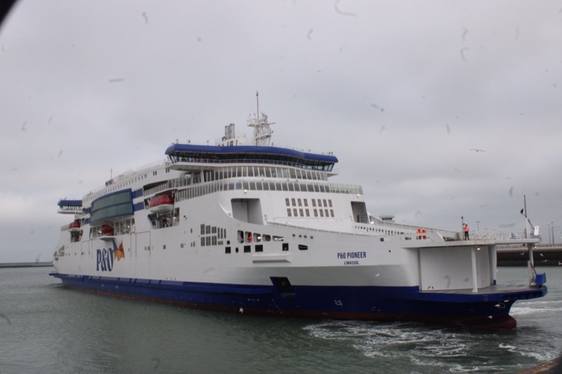 P&O Pioneer im Hafen von Calais - Fähre für Reisen mit Haustieren nach England