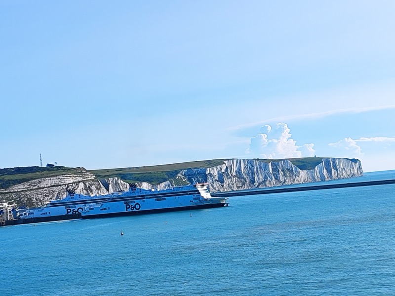 White Cliffs of Dover mit Fähre im Hafen - Ankunft in England mit Haustier