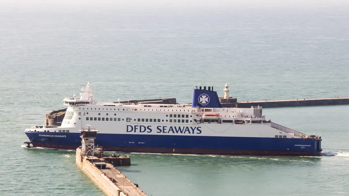DFDS-Fähre Dunkerque Seaways verlässt den Hafen von Dover