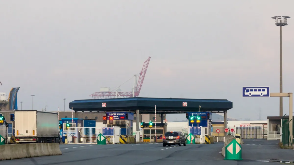 Zufahrt zum DFDS-Fährterminal im Hafen von Dünkirchen