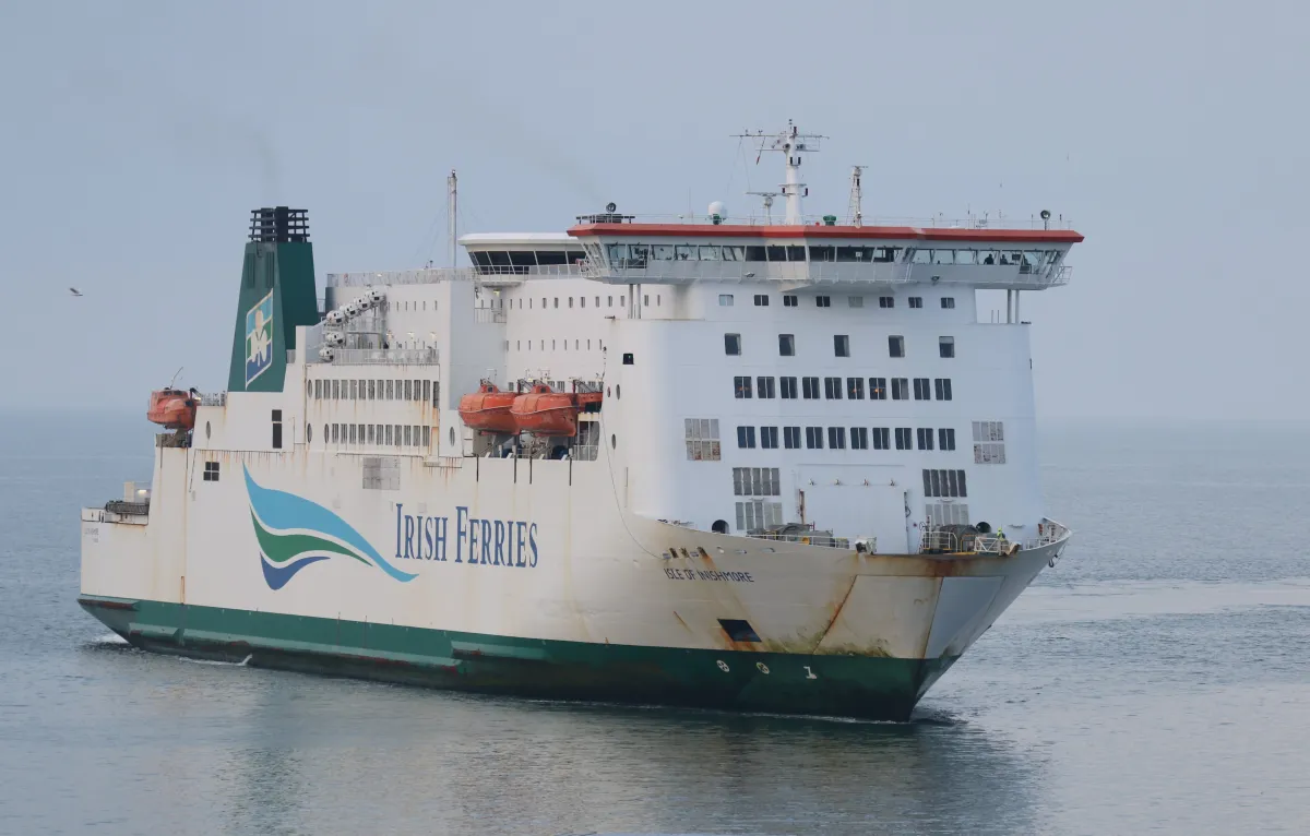 Isle of Inishmore von Irish Ferries im Hafen von Calais