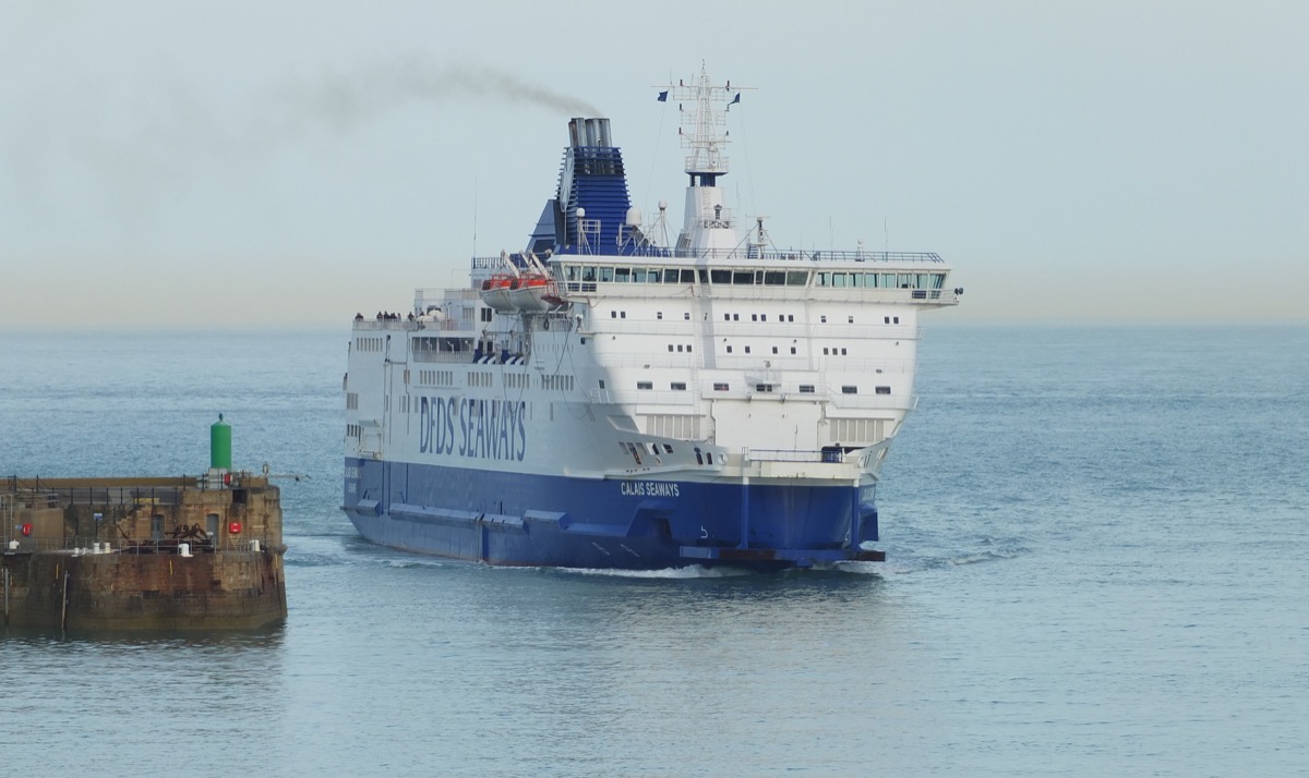 DFDS-Fähre auf dem Ärmelkanal vor dem Hafen von Dover