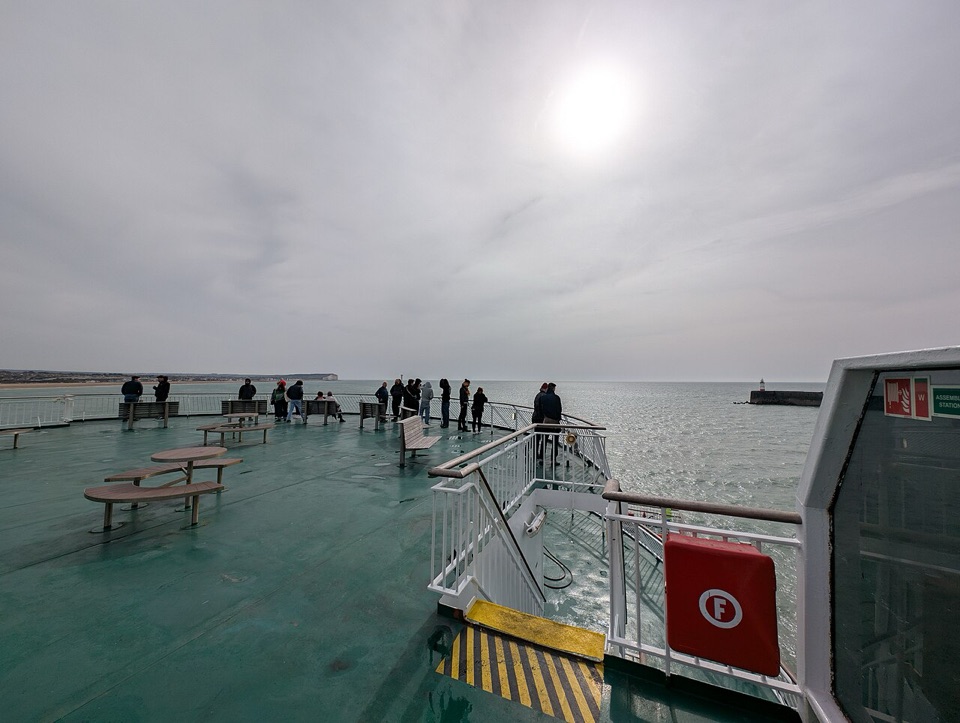 Passagiere auf dem Aussendeck einer Kanalfaehre bei der Ueberfahrt