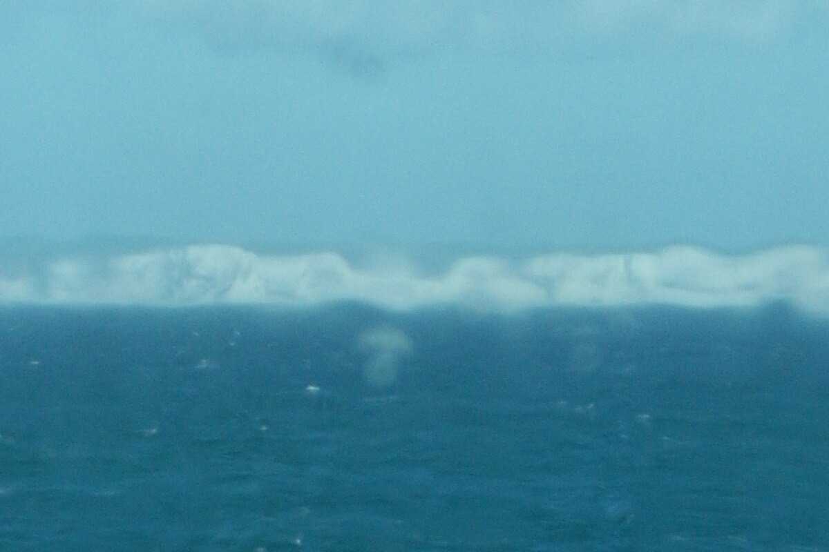White Cliffs of Dover bei Regenwetter durch ein nasses Fährfenster