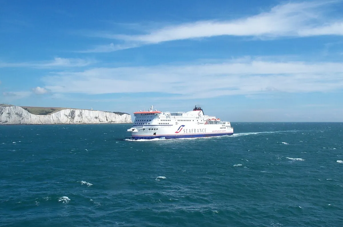 Blick vom Ärmelkanal auf die White Cliffs of Dover während einer Kanalüberquerung