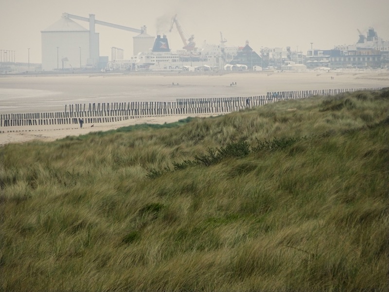 Hafen von Calais mit Fährterminal, Blick von Blériot-Plage